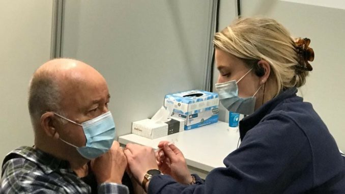 MBO-student-Rosalie-Bos-geeft-coronavaccinatie
